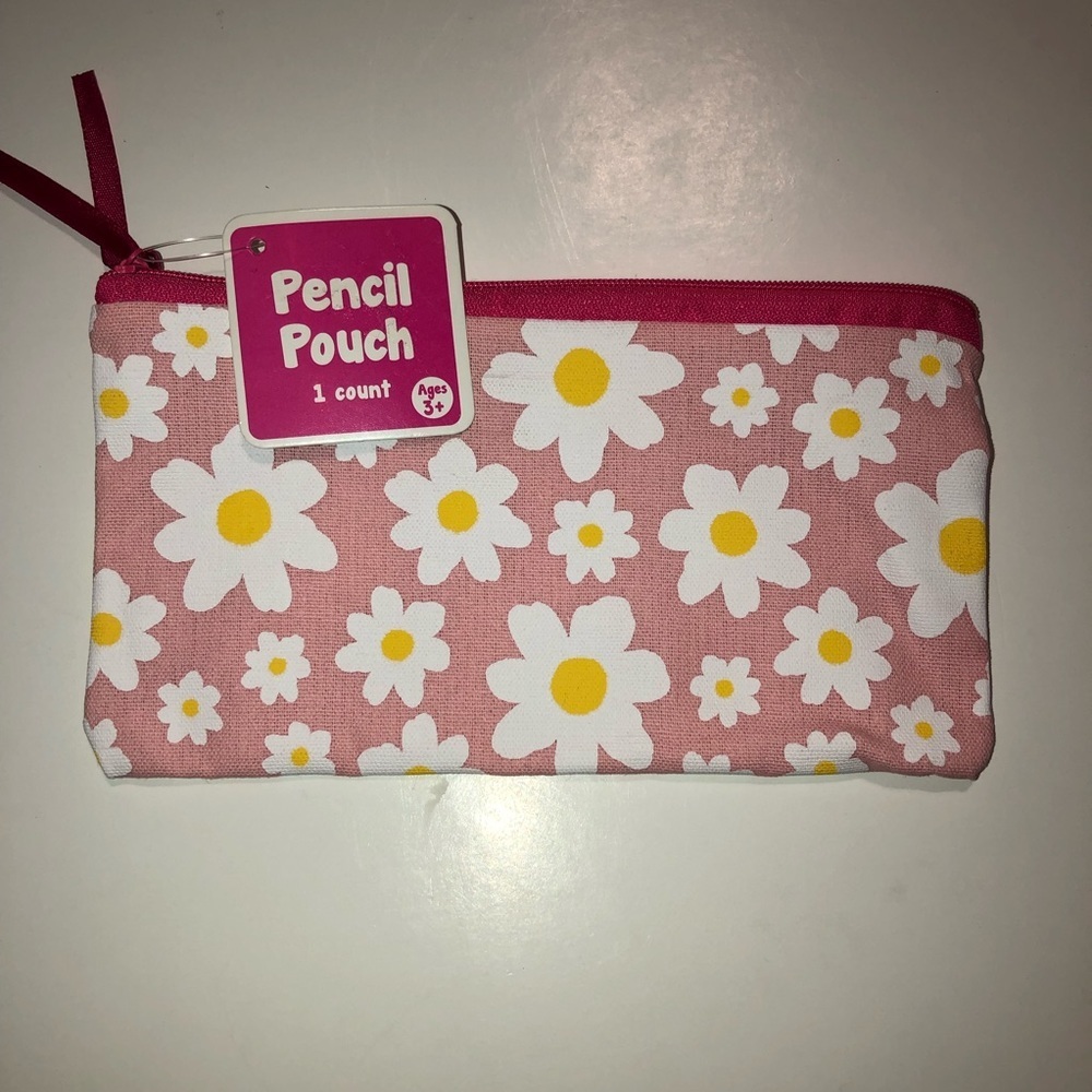 5/$25 Pencil pouch Daisies Daisy graphic NWT